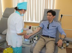 Д.Сатпаев сдал кровь и передал эстафету донорства Е.Турсунову (ФОТО)